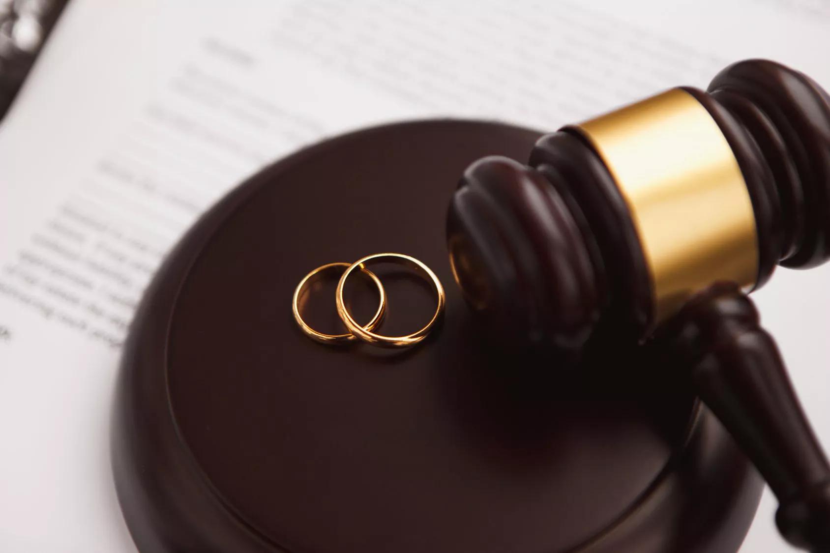 Why You Should Hire Divorce Lawyers